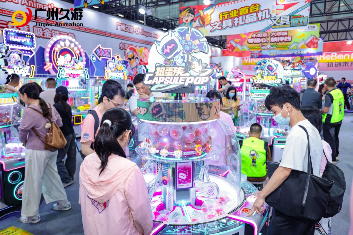 Visitors gathering around and playing the Jiuyou Capsule Pop prize machine