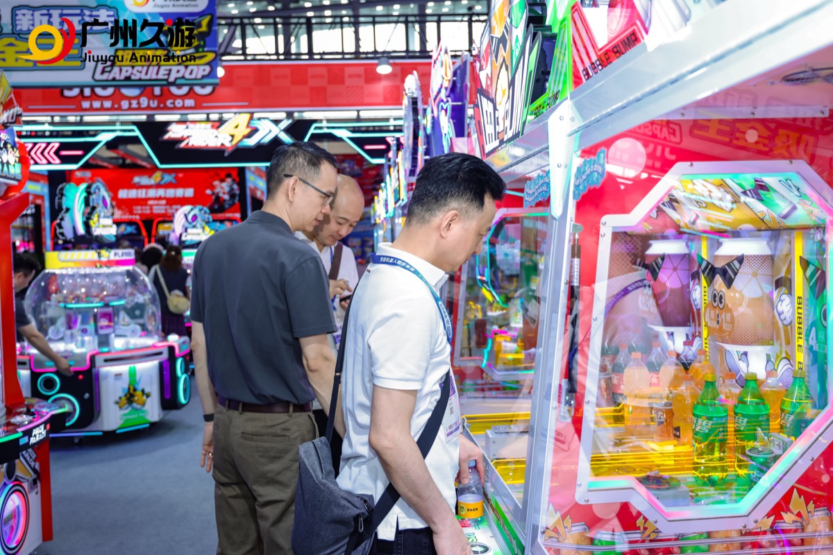 Visitors trying arcade machines with the Jiuyou team