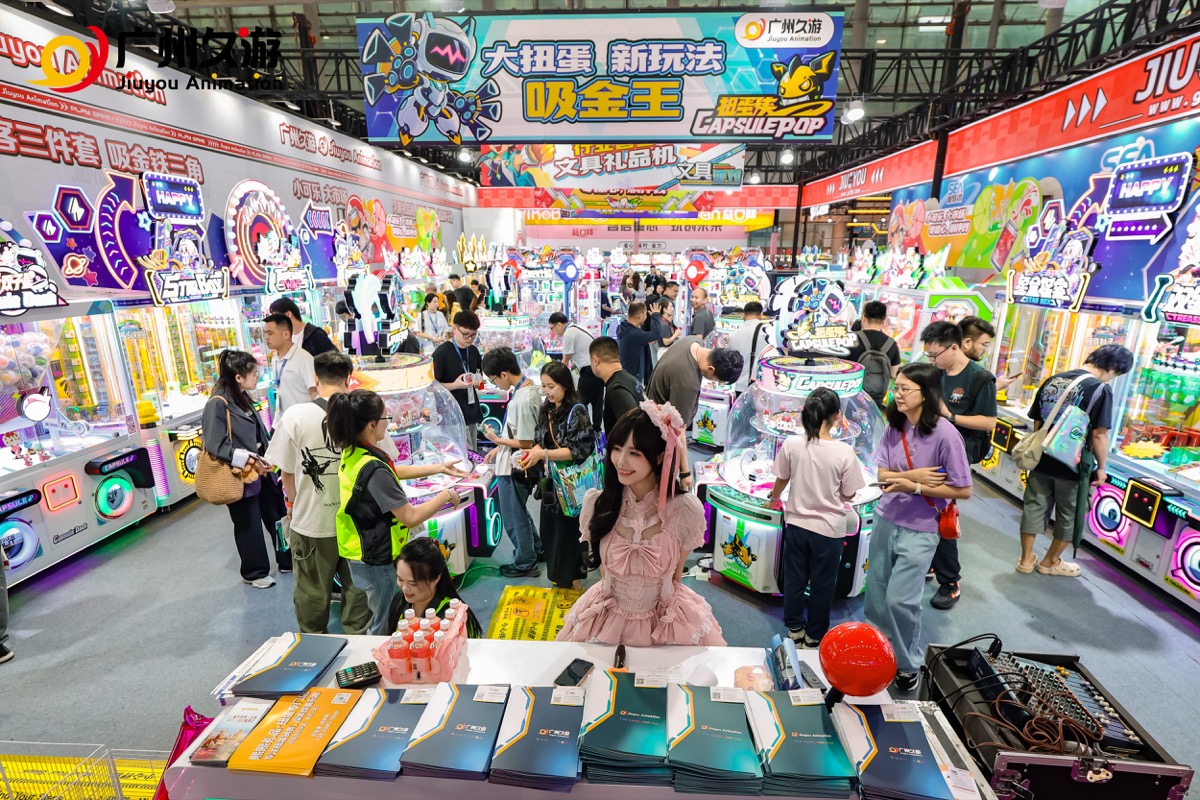 Jiuyou team and arcade machines at an amusement exhibition